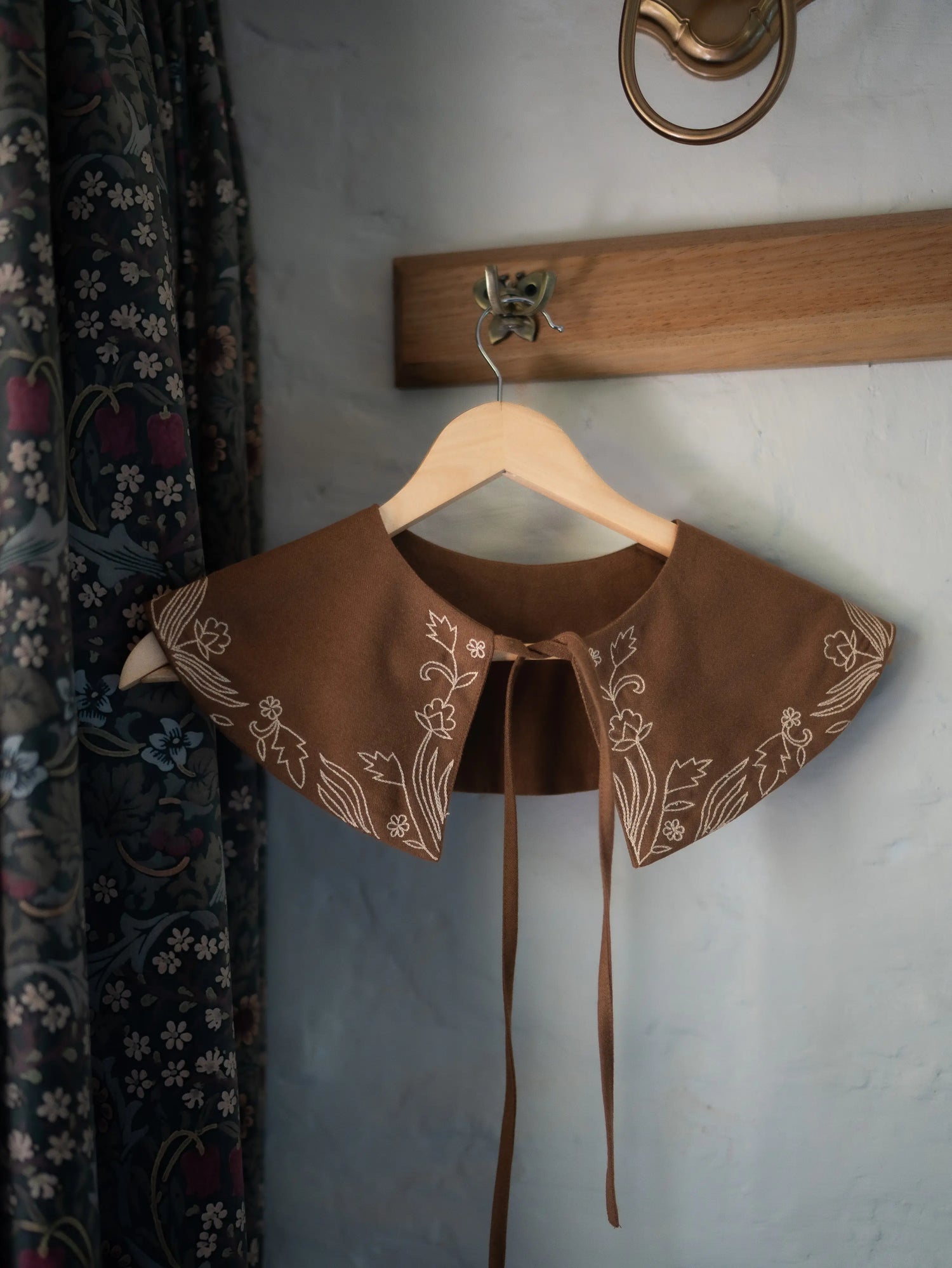 Faint Form Collar